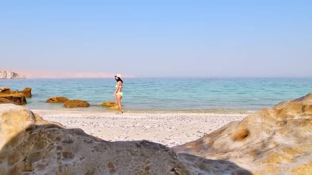 Side View Tourist Woman Bikini Walk White Sand Beach Alone — Stock Video
