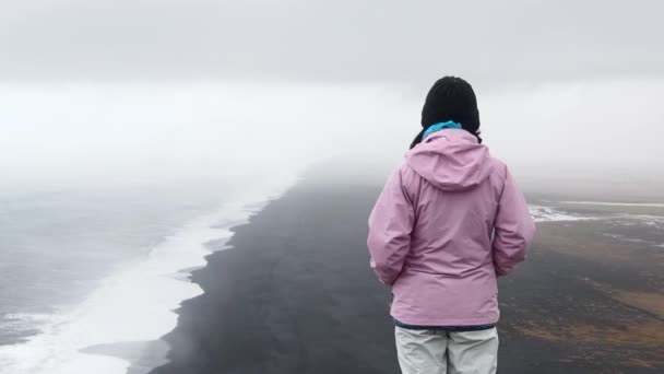 Закрыть Кавказскую Женщину Холодной Позе Созерцает Море Смотровой Площадке Одиночестве — стоковое видео