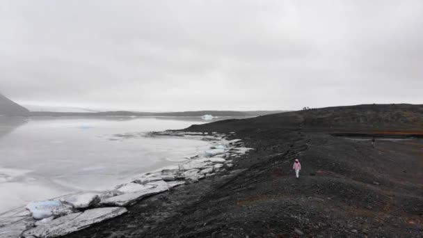 Vista Aérea Cámara Lenta Mujer Turista Viajero Caminar Por Glaciar — Vídeo de stock