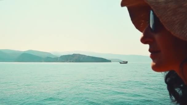 Kafkas Kadın Turist Portresi Tatil Güvertesinde Uzanıp Kayalık Uçurumlarla Güneşli — Stok video