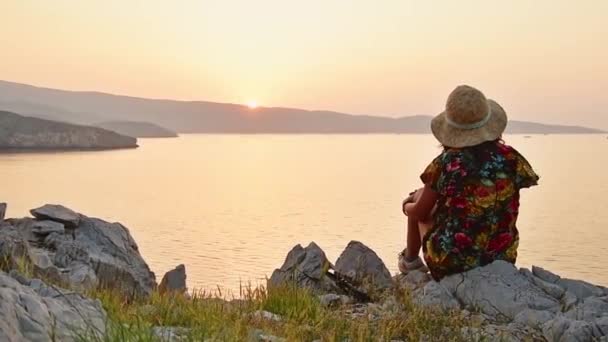 Bayramda Kadın Turist Umman Musandam Gün Batımını Izliyor — Stok video