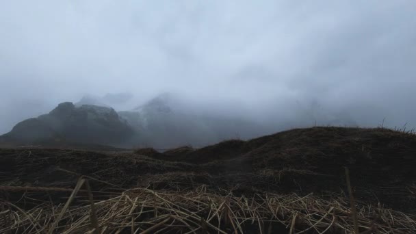 アイスランドでは 曇りの雨の日に屋外でのストックフォトの劇的なタイムラプスが旅します ホワイトバランスロールスイッチカメラのコンセプトの仕組み — ストック動画