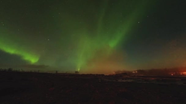 噴火でアイスランドのゲイサー温泉ランドマーク上の美しいオーロラのボアリズム — ストック動画