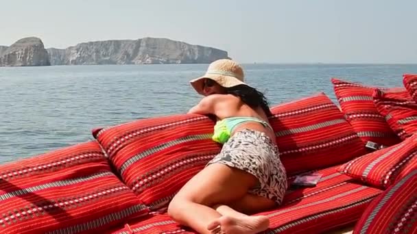 Donna Caucasica Relax Turistico Giaceva Vacanza Sul Ponte Della Nave — Video Stock
