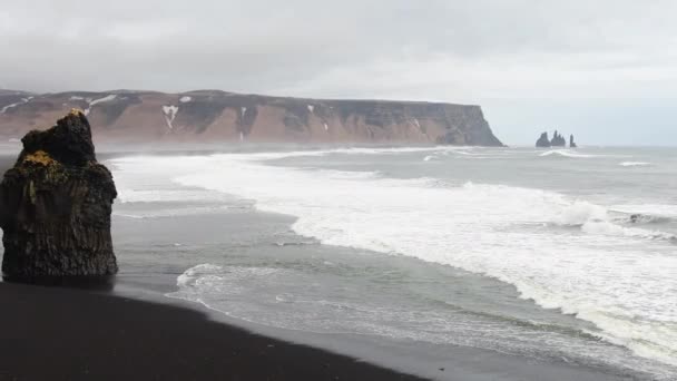 里尼斯法加拉海滩 宏伟的大岩石形成悬崖 泡沫波 冰岛的黑色沙滩 美丽的冰岛海背景景观 放大慢速运动横幅视图 — 图库视频影像