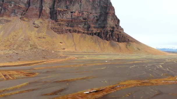 風光明媚な山々や野生の風景の背景パノラマとアイスランドの南環状道路上の航空追跡パンニングビュー車両ドライブ アイスランドのロードトリップのコンセプト — ストック動画