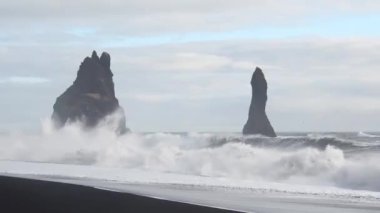 İzlanda 'daki Reynisfjara Kara Kum Sahili' nde son derece tehlikeli Sneaker Dalgaları 'nda kimse yok. geniş