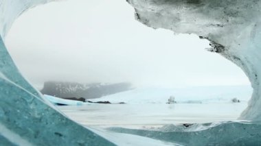 İzlanda 'da bulutlu bir günde zaman ayarlı buzulu su damlalarıyla yakınlaştır. İzlanda 'daki muhteşem Fjallsarlon Buzulu.