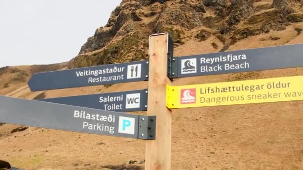 Vik Islandia Marca 2023 Drewniany Drogowskaz Strzałkami Atrakcji Czarnej Piaszczystej — Wideo stockowe