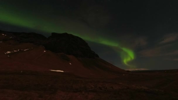 奥罗拉 鲍里斯在环路高速公路上 汽车驶过 留下了轻轨 在冰岛旅行时 奥罗拉在夜间打猎 在冰岛南部停止捕猎极光 — 图库视频影像
