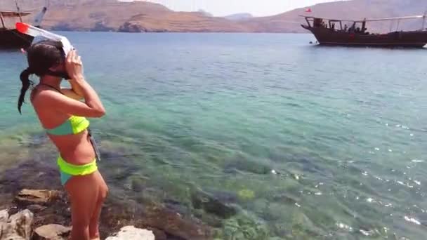 迷人的年轻女性游客站在水下潜水前 在波斯海湾清澈的水晶水中潜水 Musandam探索冥界阿曼乘船观光游览 — 图库视频影像