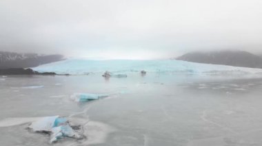 Fjalsjokull buzulu, havadaki yavaş çekim görüntüsü. İzlanda 'daki muhteşem buzul gölü.