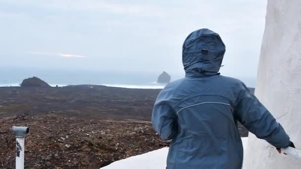 Женщина Стоящая Рядом Зданием Вряд Сможет Выстоять Экстремальной Исландской Погоде — стоковое видео