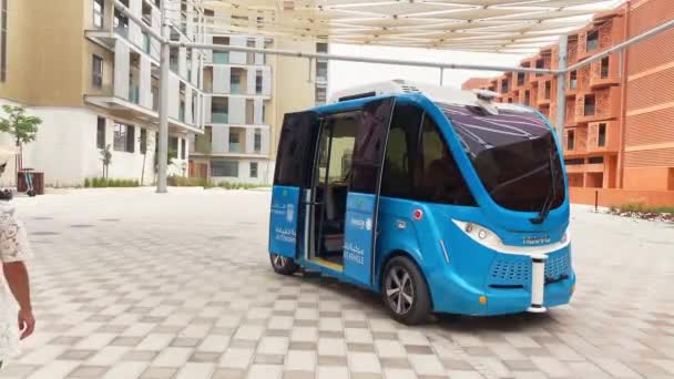 Vae Abu Dhabi Maart 2023 Toerist Betreedt Autonome Autostandplaats Futuristische — Stockvideo