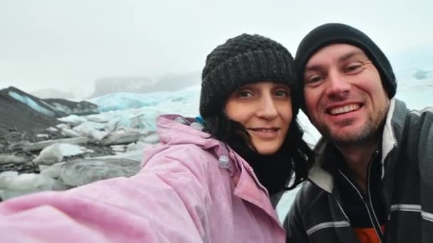 Glückliches Multiethnisches Paar Beim Selfie Vor Der Gletscherlagune Island Zwei — Stockvideo