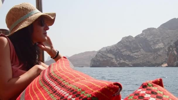Kafkas Kadın Turist Tatil Için Gemi Güvertesine Uzanmış Kayalık Uçurumlarla — Stok video