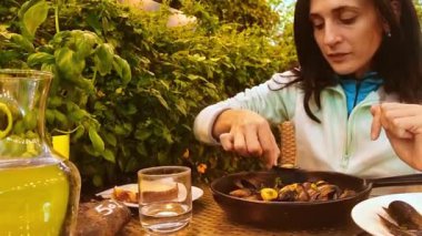 Güney İzlanda-2 Mart 2023: Kafkasyalı turist kadın ziyaretçi Fridheimar 'da midye yiyor - İzlanda' da ziyaretçi dostu domates çiftliği ve restoran