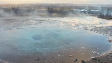 İzlanda, Reykjanes Yarımadası 'nın güneybatısındaki Jeotermal Topraklardaki Büyük Geysir Buharı. Yaklaş, statik görüntü. Ünlü Altın Çember simgesi