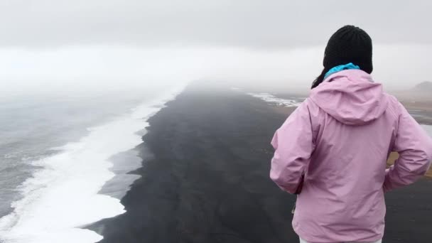 Ensamstående Kvinna Turist Står Omtänksam Titt Atlantiska Havsvågor Kända Ikoniska — Stockvideo