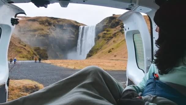 Turista Mujer Sentarse Celebrar Taza Disfrutar Vistas Naturaleza Con Puerta — Vídeo de stock