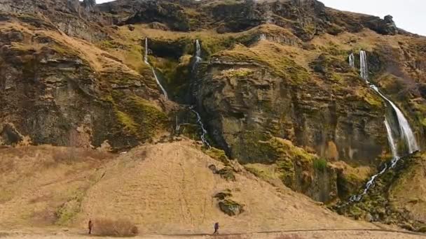 アイスランドのGljufrabui 2023年3月15日 雨の条件で観光客が到達Gljufrabui滝 Seljalandsfossによる小さな滝 — ストック動画
