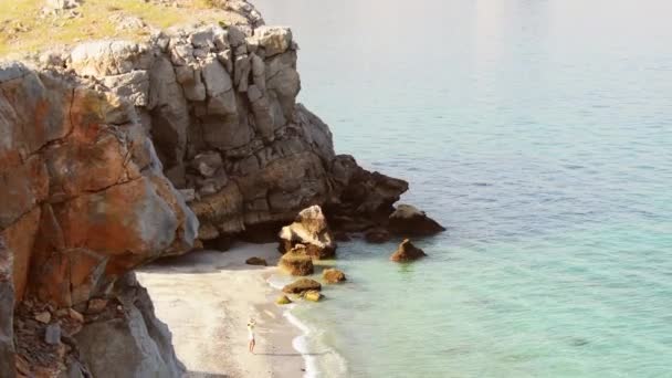 Letecký Pohled Izolované Turistické Ženy Procházky Izolované Bílé Písečné Pláži — Stock video