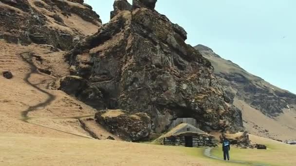 Toeristisch Bezoek Turf House Drangurinn Rock Zuid Ijsland Eyjafjll Bergen — Stockvideo