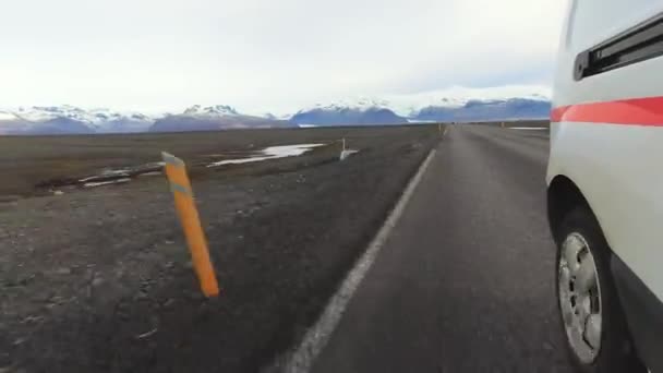 風光明媚なアイスランド平野南環状道路ルート1とスローモーションで低角度タイヤビューホイールスピン アイスランドのロードトリップ 休日とキャンパーバンのレンタル観光コンセプト — ストック動画