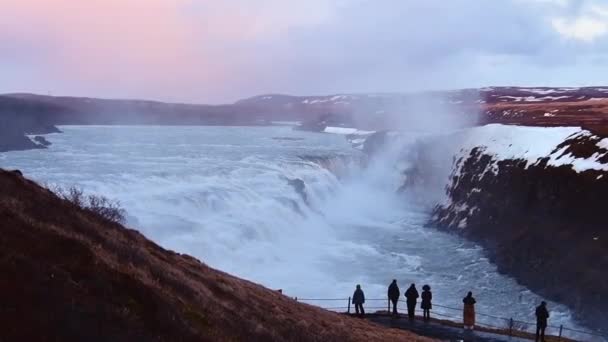 Turistická Návštěva Stojí Vyhlídkovém Místě Gullfoss Vodopád Islandu Kino Krásné — Stock video