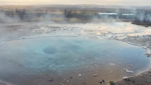 Nagy Geysir Gőz Iszapmedencékből Geotermikus Földön Nappal Reykjanes Félszigeten Izlandon — Stock videók