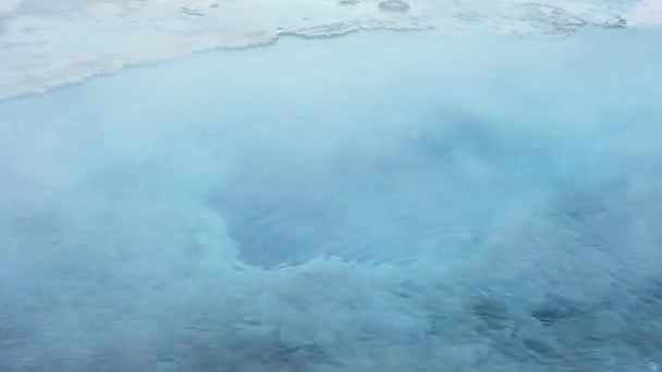 Der Große Geysir Dampf Aus Schlammpools Geothermischen Land Tagsüber Auf — Stockvideo