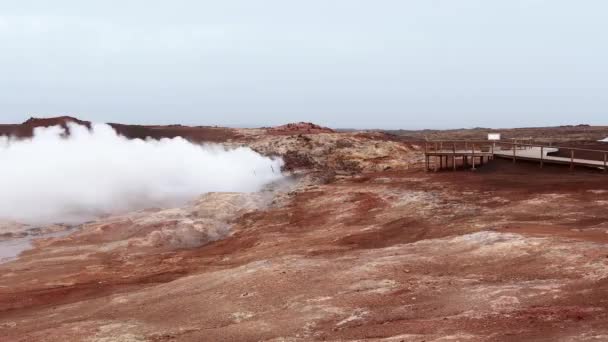 Закрыть Исландский Геотермальный Горячий Источник Исландии Gunnuhver Hot Springs — стоковое видео