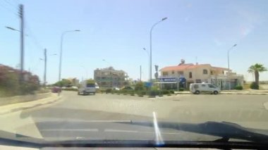 Larnaca, Kıbrıs Rum Kesimi - 15 Nisan 2023: Kıbrıs Rum Kesimi 'nin sol kesiminde aşırı hızlı sürüş. Uluslararası havaalanı kavramına giden yol. Kiralık araçlarla trafikte sür