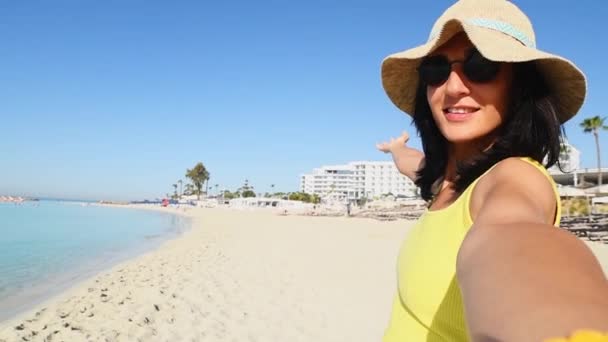 Sarı Gömlekli Neşeli Beyaz Kadın Kameraya Gülümseyen Şapka Takıyor Özgürlüğün — Stok video