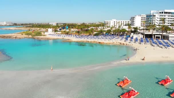 Vista Aérea Mujer Paseo Turístico Hermosa Playa Nissi Chipre Famoso — Vídeos de Stock