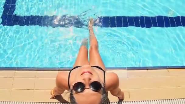 Horní Pohled Kavkazská Hezká Žena Černých Bikinách Sedí Bazénu Hotelovém — Stock video