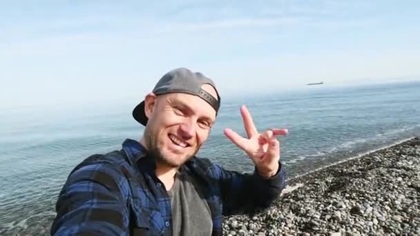 夏休みに自画像を撮るハンサムな若い男 冒険の旅のカメラで笑顔の幸せな旅行者 テクノロジー 人々の概念 初見黒海 — ストック動画