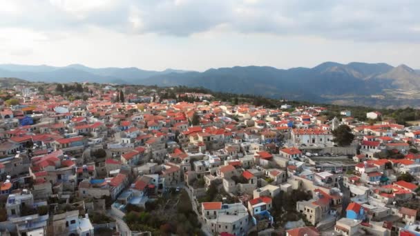 에서는 인기있는 명소가 사이프러스 레프카라 마을이다 여름에 아름다운 언덕에 그리스 — 비디오