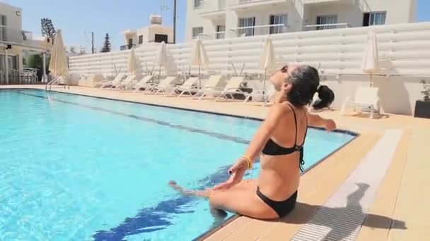 Blanke Vrij Aantrekkelijke Vrouw Zwarte Bikini Zitten Bij Het Zwembad — Stockvideo