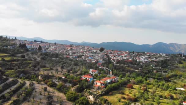 空中ズームビュー人気の観光スポットキプロス ヨーロッパのパノレフカラ村 夏には美しい緑の丘の上にギリシャ正教会と壮大な街並みを飛んで — ストック動画