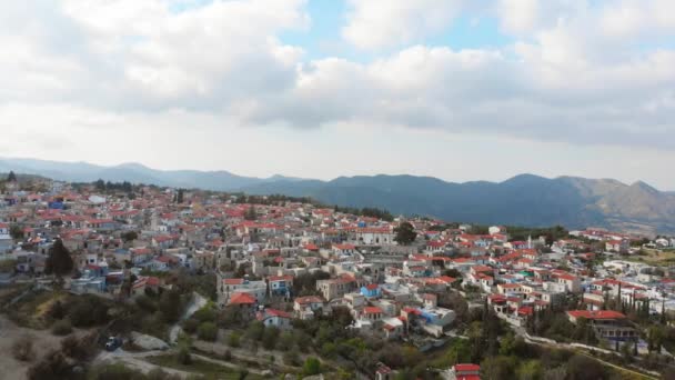 에서는 인기있는 명소가 사이프러스 레프카라 마을이다 여름에 아름다운 언덕에 그리스 — 비디오