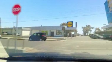 Larnaca, Kıbrıs Rum Kesimi - 15 Nisan 2023: Kıbrıs Rum Kesimi 'nin sol kesiminde aşırı hızlı sürüş. Lidl alışverişi ve Avrupa 'da seyahat. Kiralık araçlarla trafikte sür