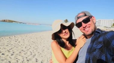 Yaz tatilinde selfie çeken mutlu çok ırklı çift, Kıbrıs Rum Kesimi 'nde son moda erkek ve kadın eğleniyor. Yazın tadını çıkaran erkek ve kızla arkadaşlık ve tatil kavramı.