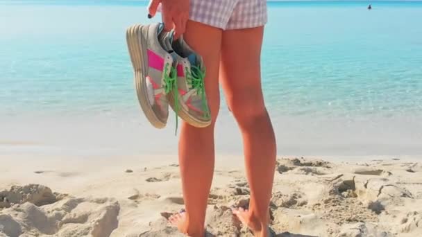 Ελεύθερη Ελκυστική Γυναίκα Στέκεται Στην Αμμώδη Παραλία Νησί Ξυπόλητη Καλοκαίρι — Αρχείο Βίντεο