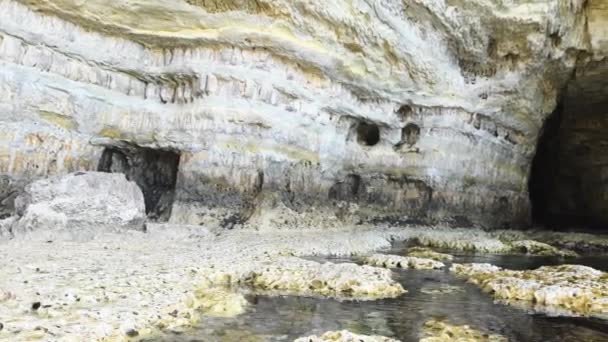 北Cyprus Ayia Napa湾海岸 有清澈的蓝色地中海水和宁静的岩石海洋洞穴 带有屋顶的观光路径 纹理和岛屿地质概念 — 图库视频影像