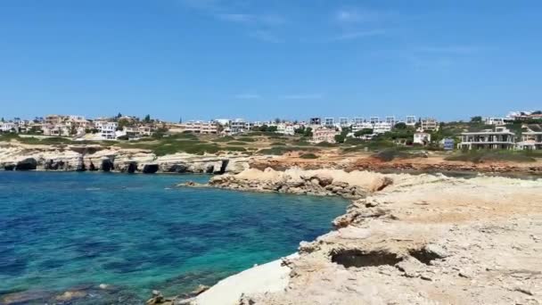 キプロス 2023年4月15日 キプロスの不動産建物 キプロスに住む 海の近くのプロパティ 島の風景の種類 キプロスでの生活と投資 海の近くの財産 — ストック動画