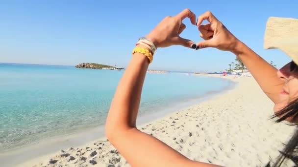 Feliz Turista Menina Ensolarada Praia Nissi Chipre Mostrar Dedo Forma — Vídeo de Stock