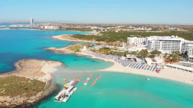 Ayia Napa, Kıbrıs - 15 Nisan 2023: Kıbrıs Rum Kesimi 'nin en ünlü beyaz kumu - Nissi plajı -