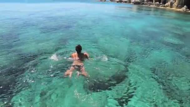 Turista Nadar Norte Costa Baía Ayia Napa Cistal Azul Claro — Vídeo de Stock