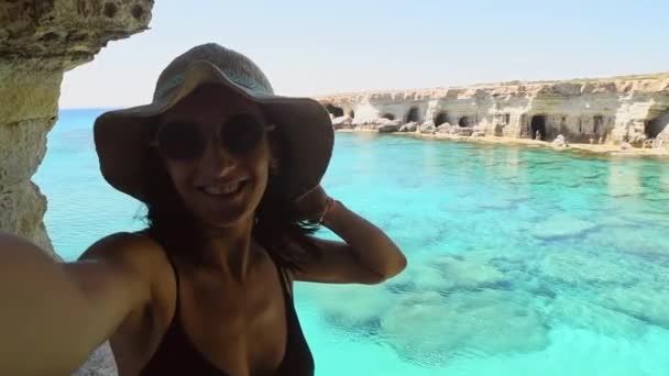 Turist Pozu Ayia Napa Daki Deniz Mağaraları Kıbrıs Adası Akdeniz — Stok video